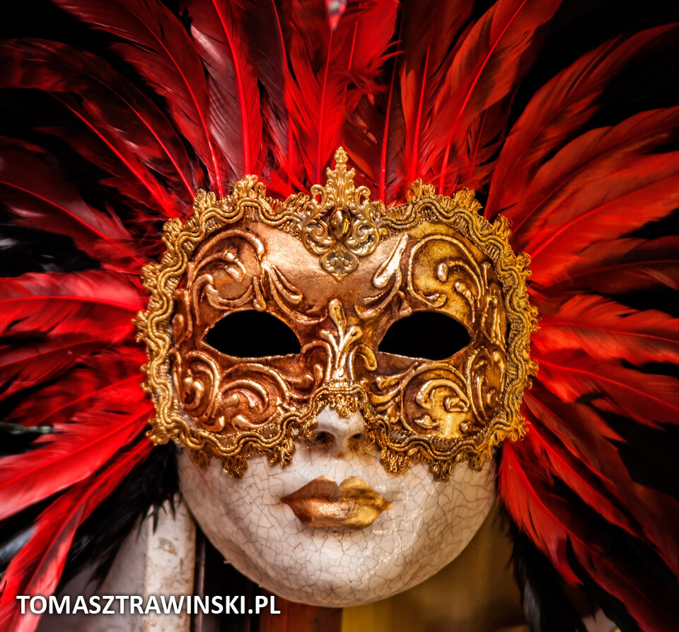 złota maska karnawałowa z czerwonymi piórami